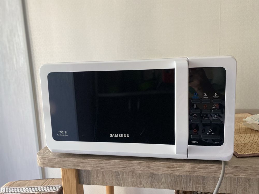 Мікрохвильова піч Samsung GE87HR. Повністю робочий, стан 10 із 10.
