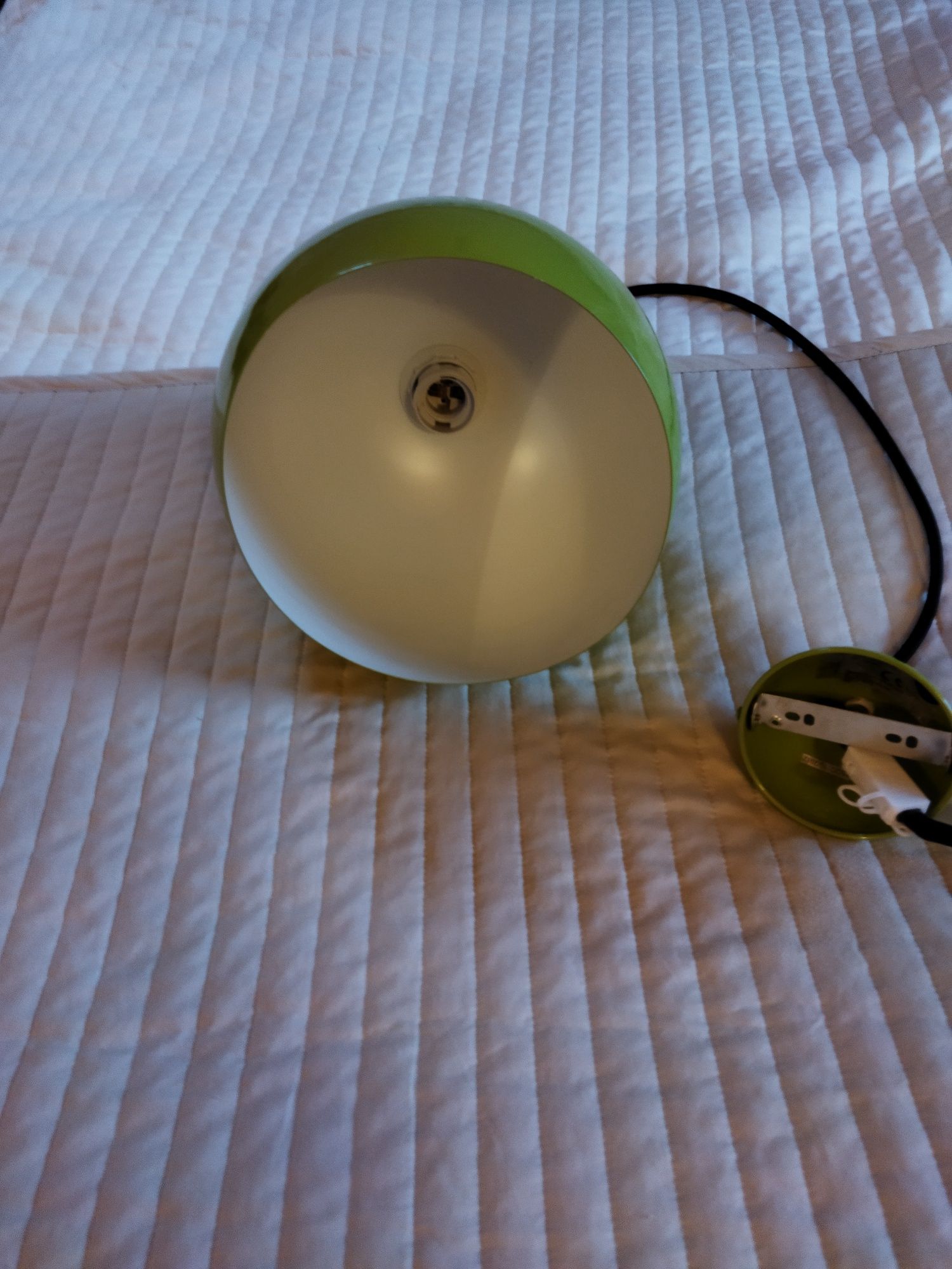 Lampa sufitowa w kolorze zielonym