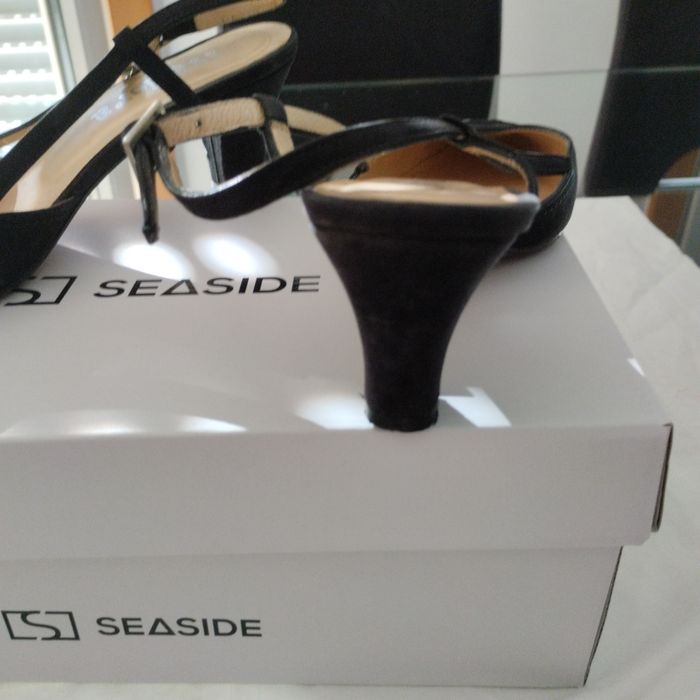 Sapatos pretos abertos atrás