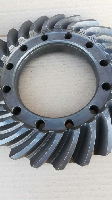 Головна   пара   редуктора  ЗіЛ - 130,  полуосі.