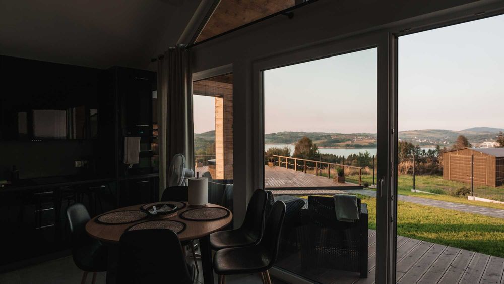 Tulichatki- domki w Beskidach z widokiem na jezioro