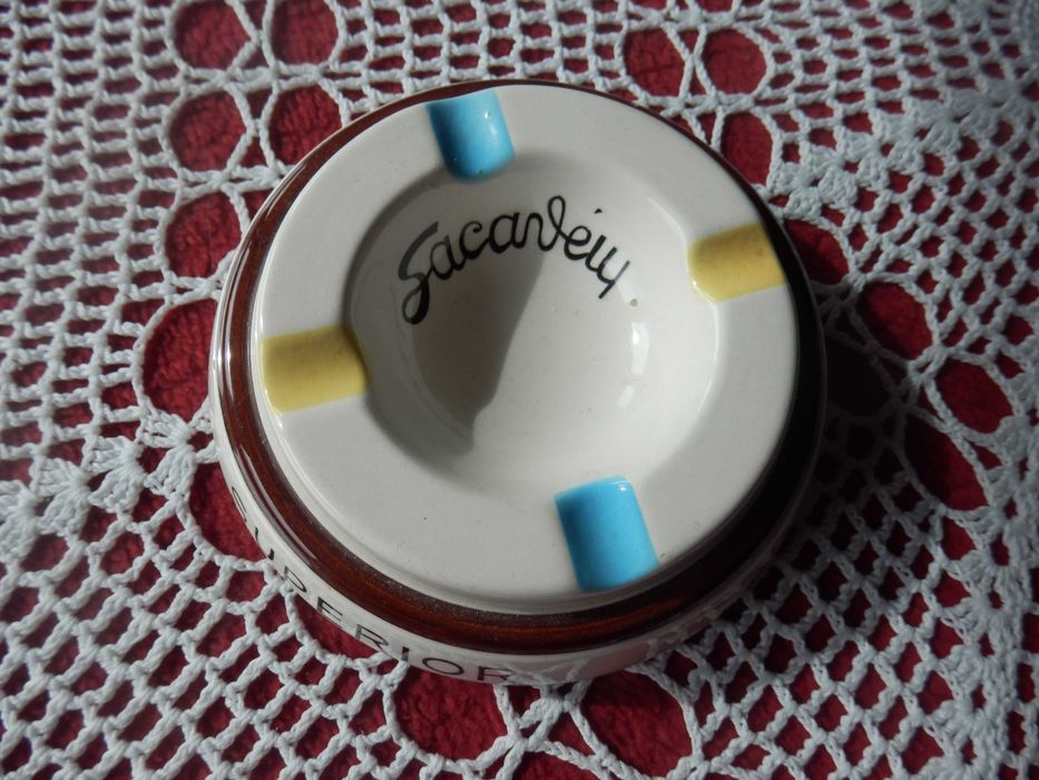 Cinzeiro em loiça. Para colecção pois é peça rara. Inexistente .