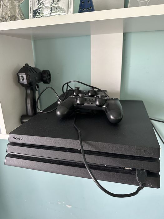 Sony PlayStation 4 Pro з двома джойстиками