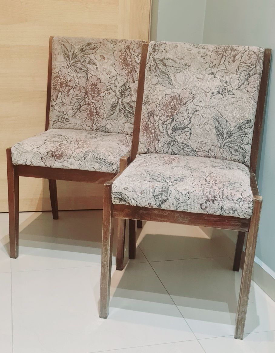 Dwa drewniane tapiceroewne krzesła z czasów PRL