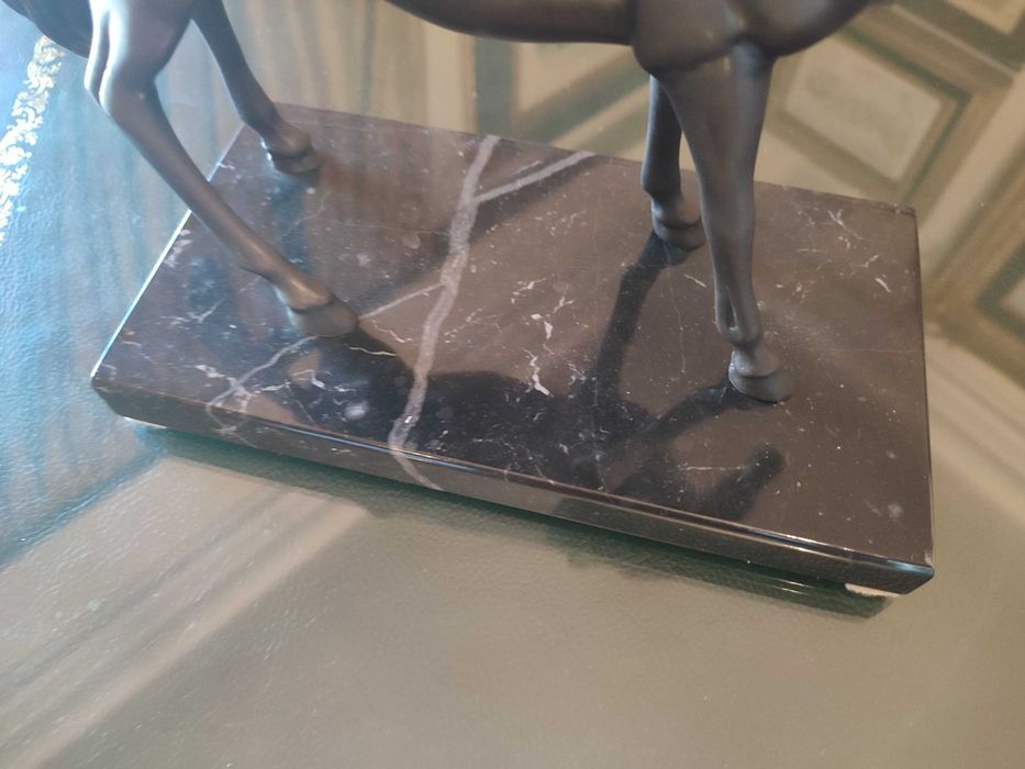Cavalo peça decorativa com base em marmore