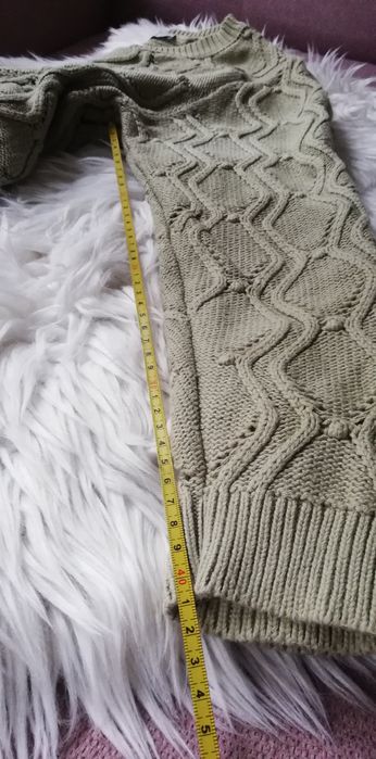 Oliwkowy sweterek firmy Stradivarius 36