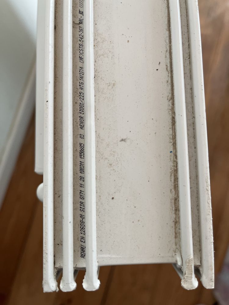 Janela pvc com oscilobatente e pedra