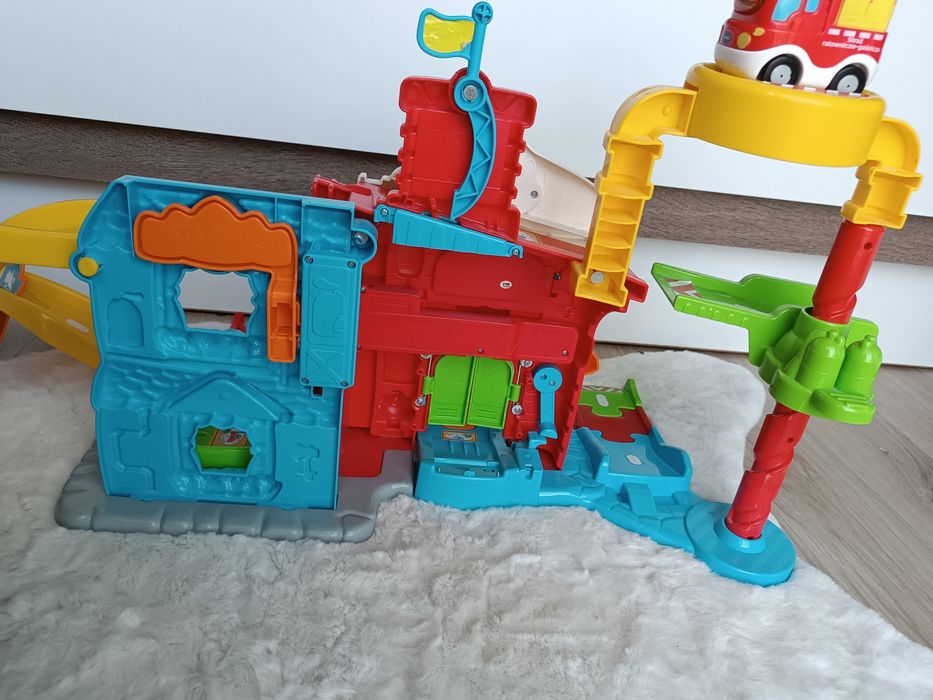 Remiza strażacka Tut Tut z autkiem na baterie Vtech