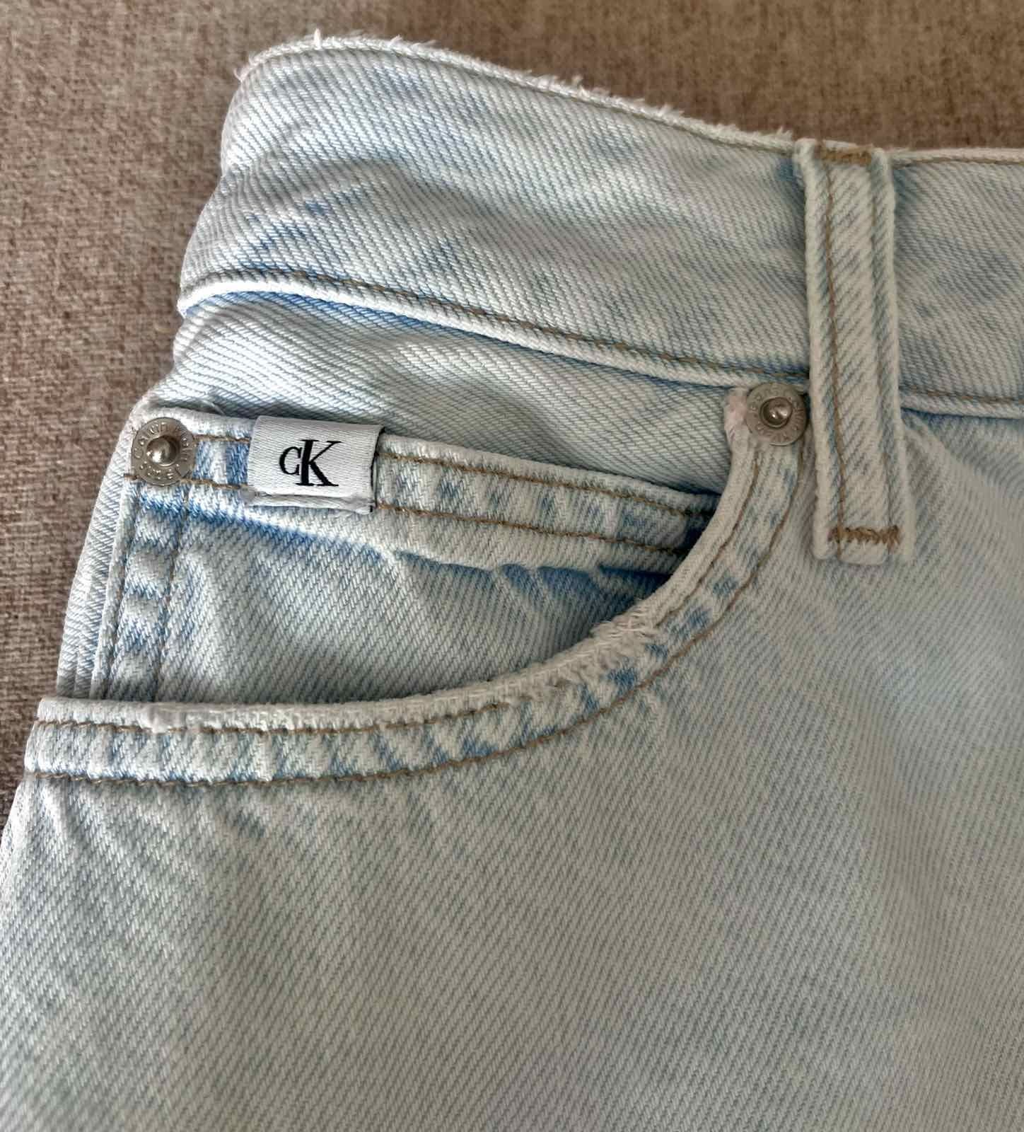 Spódnica dżinsowa Calvin Klein. Oryginał.

Długość spódnicy - 43 cm.