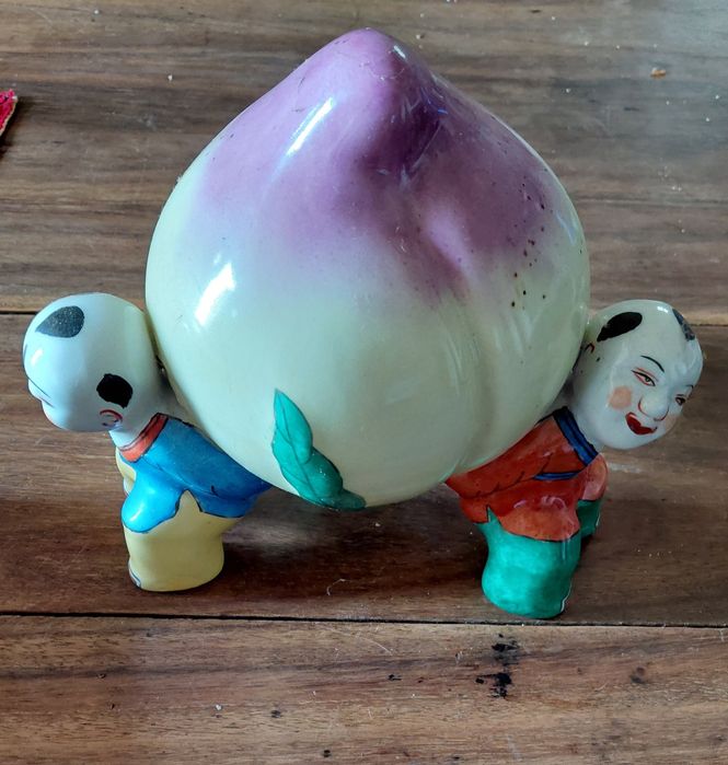 Escultura de porcelana pintada à mão