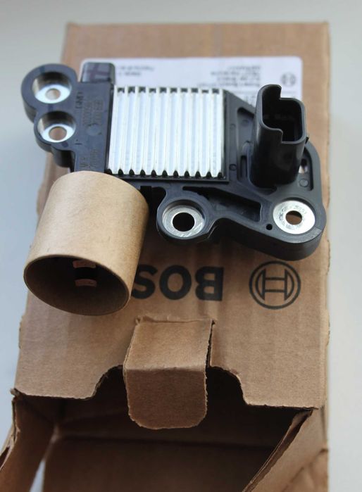 Регулятор (реле) напряжения генератора BOSCH 0272220736