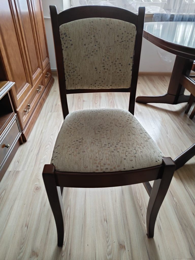 Szafa, stół z krzesłami, dwie witryny, sofa rozkladana
