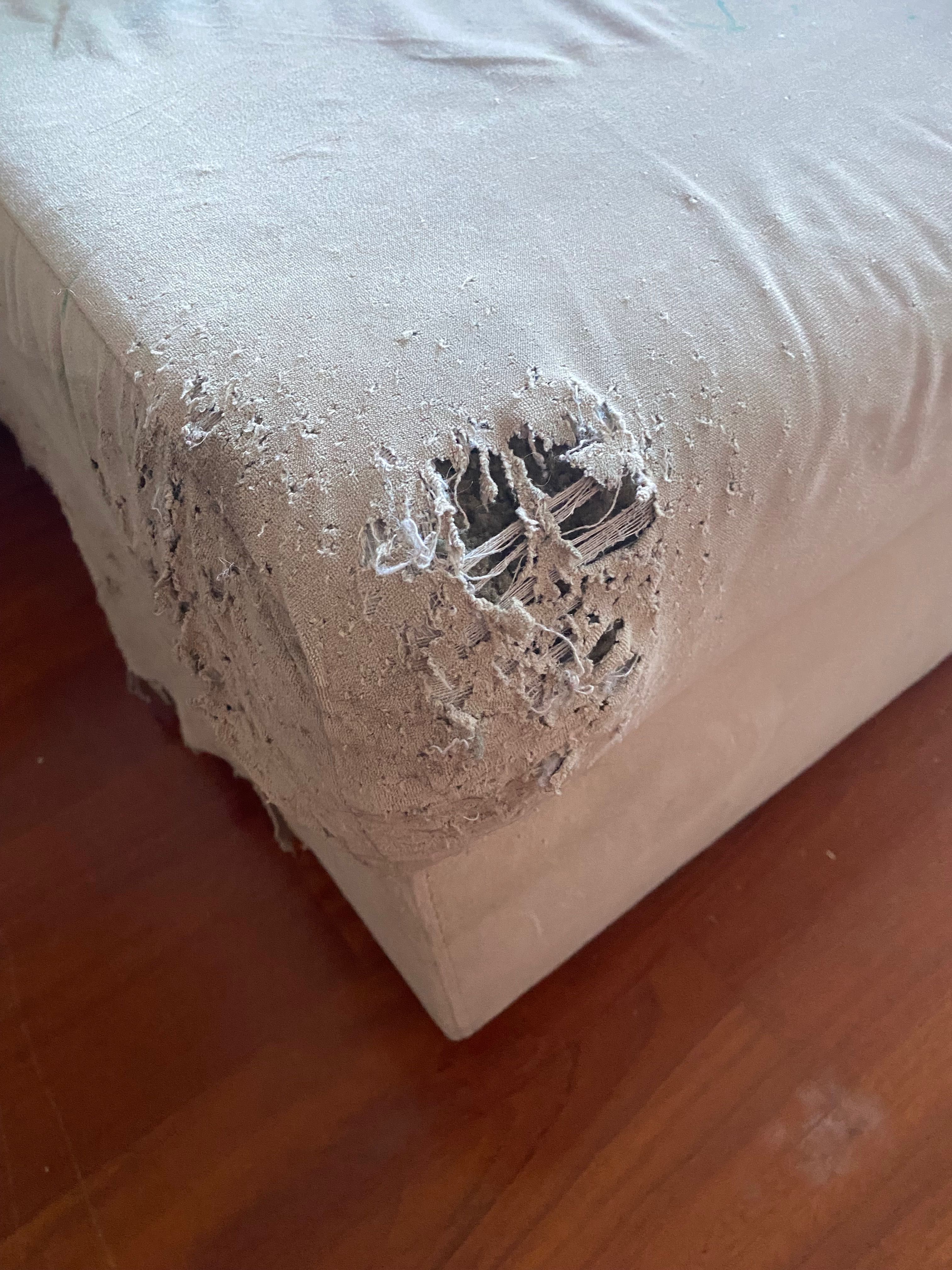 Dá-se Sofá chaise long 3 lugares em estado satisfatório