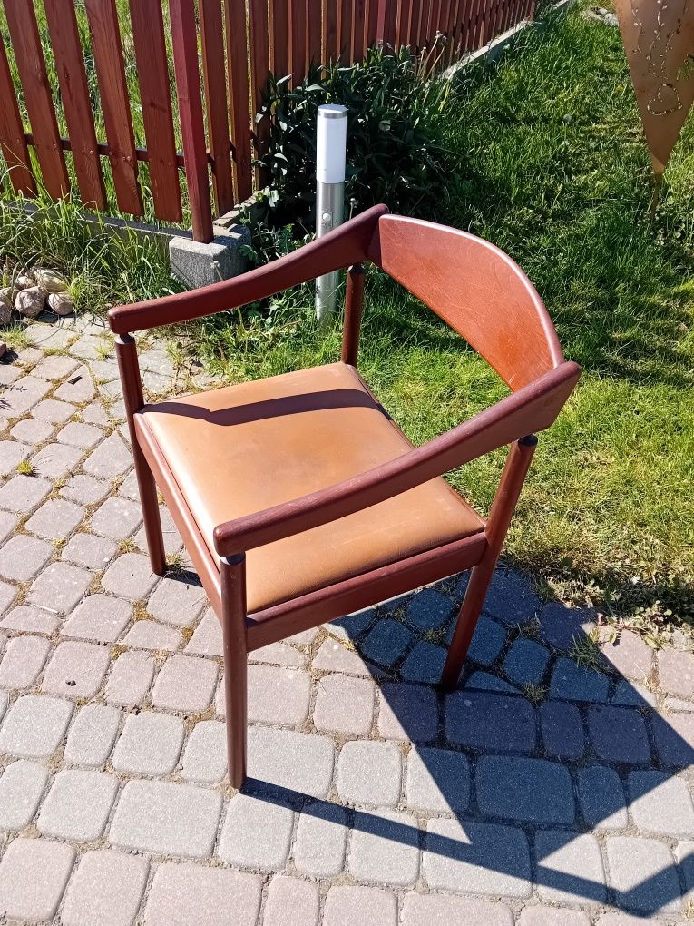 Cztery krzesła marki Thonet.