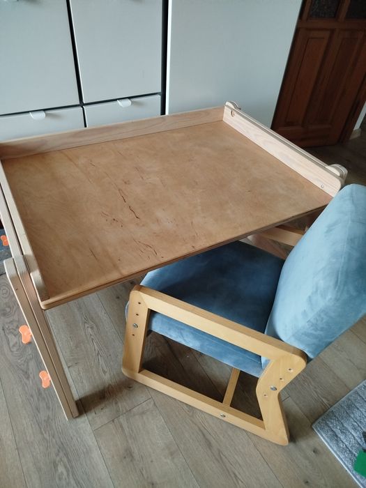 Biurko Ikea Flisat i krzesło Timoore regulowane dla dzieci
