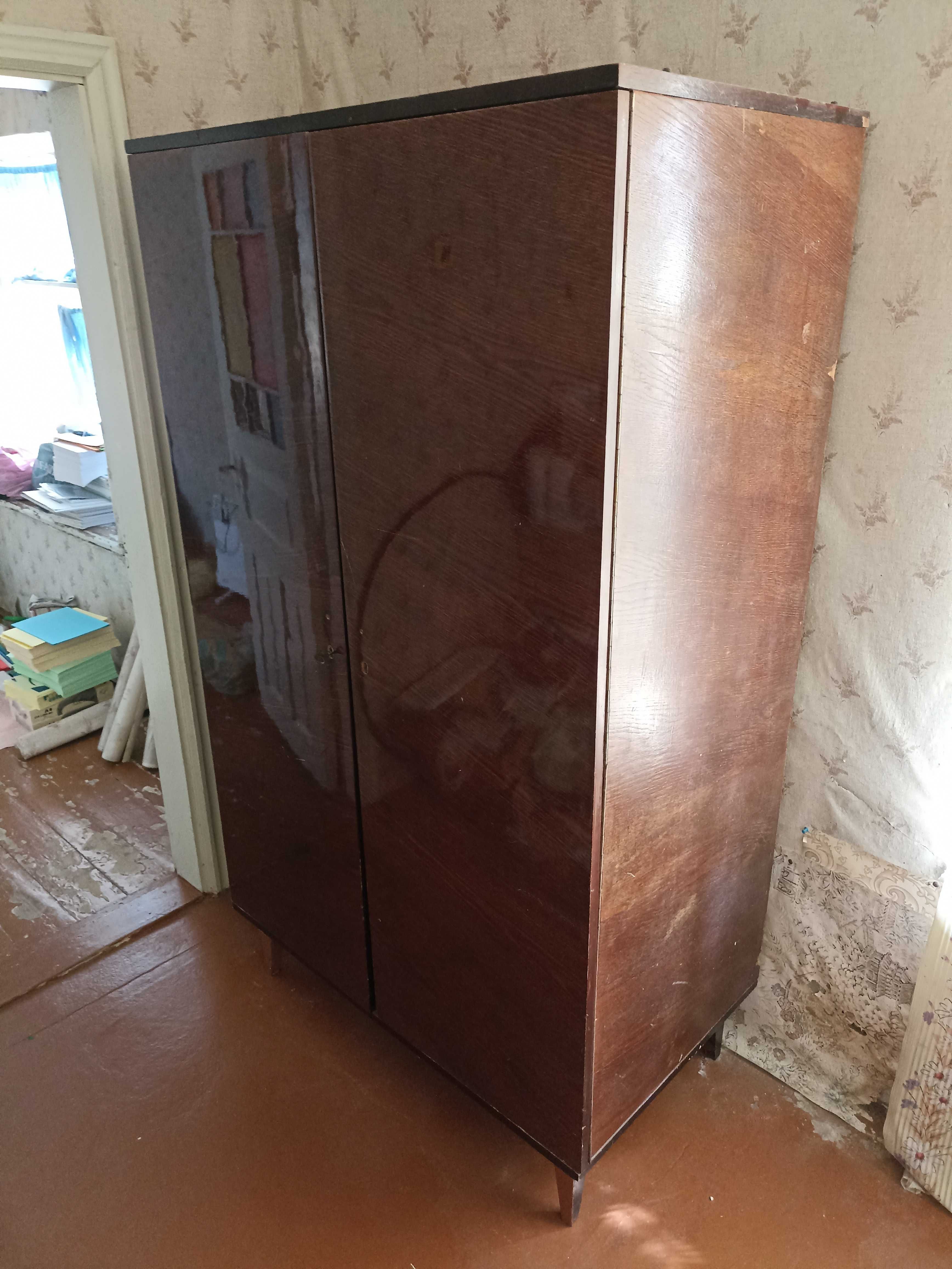Распродажа кровать шкафы тумбочки сервант журн столик.
