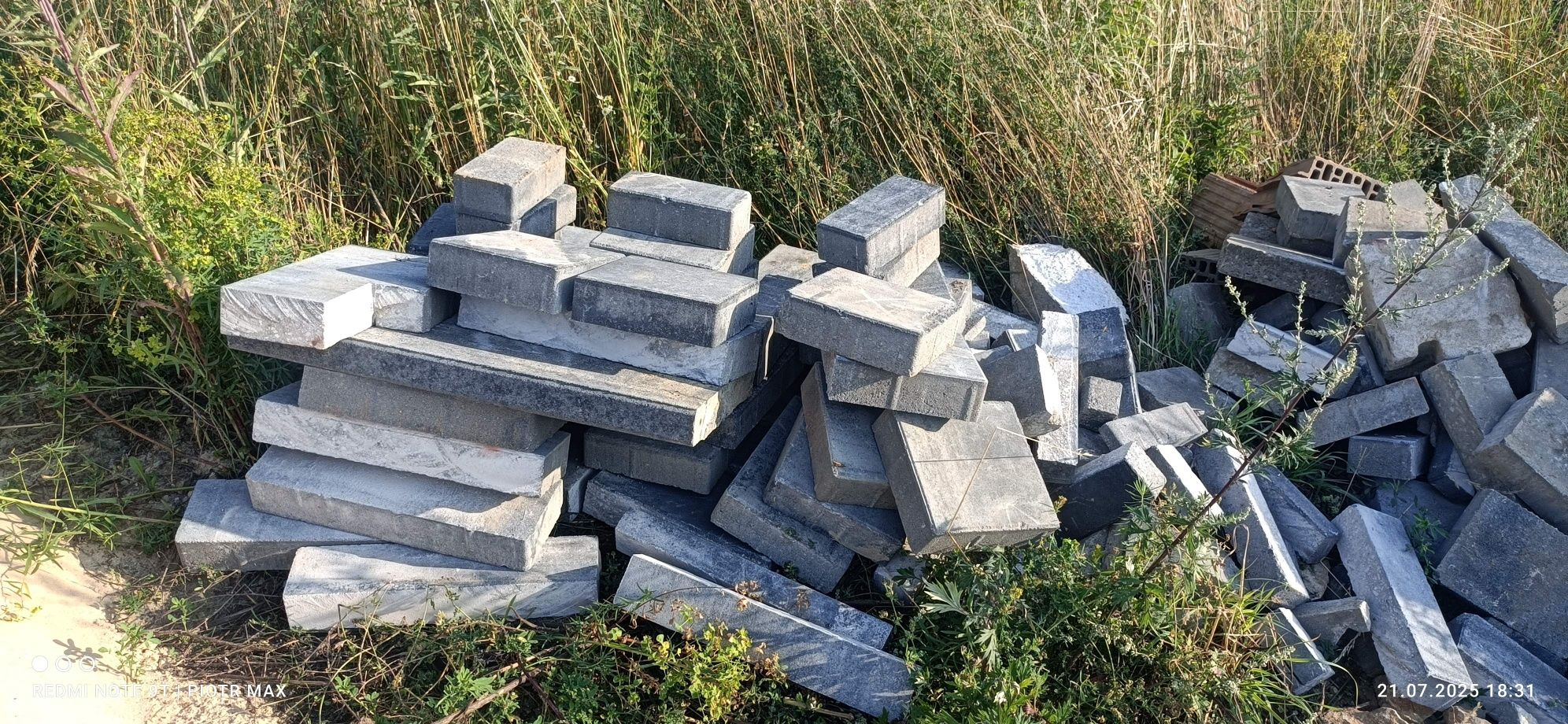 Gruz cementowy z kostek tarasowych i pozostałości z chodnika.