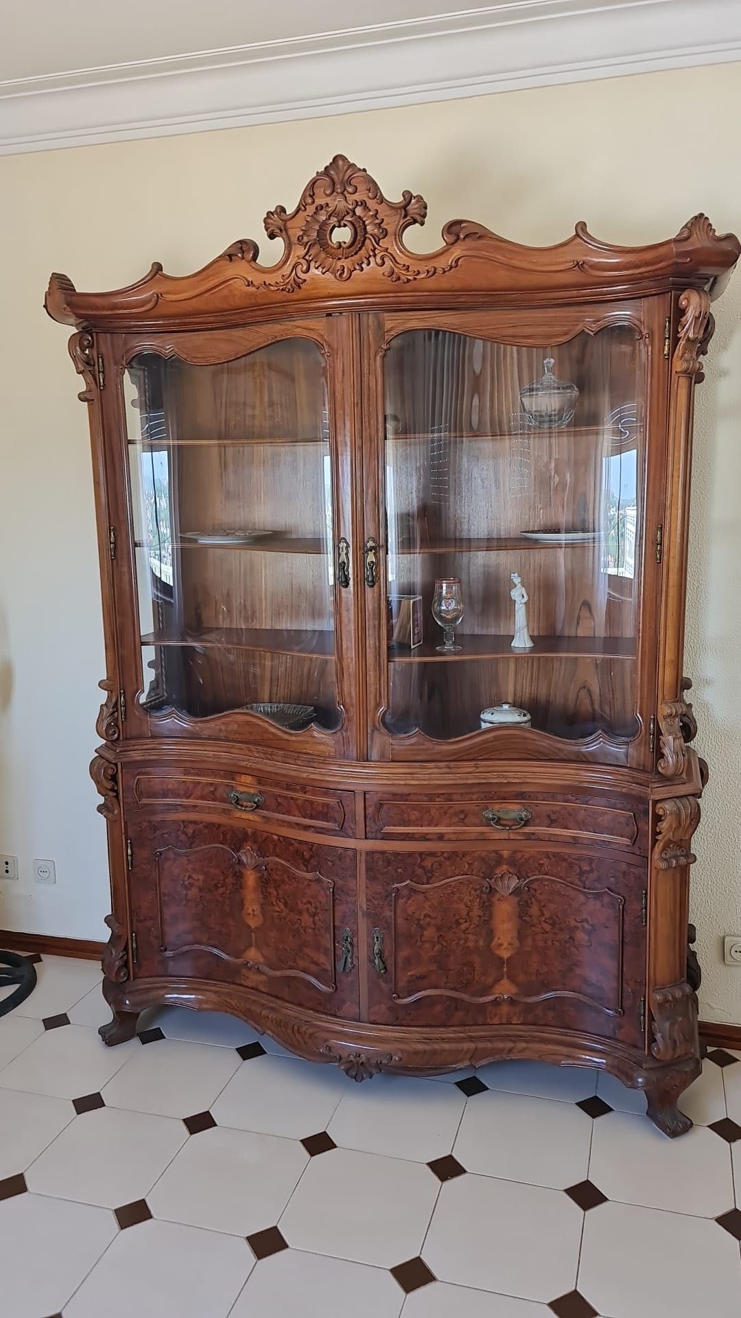 Conjunto de Sala de Jantar Clássica em Pau Santo