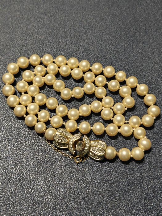 Stary naszyjnik z pereł z bardzo pięknym złotym zapięciem Vintage