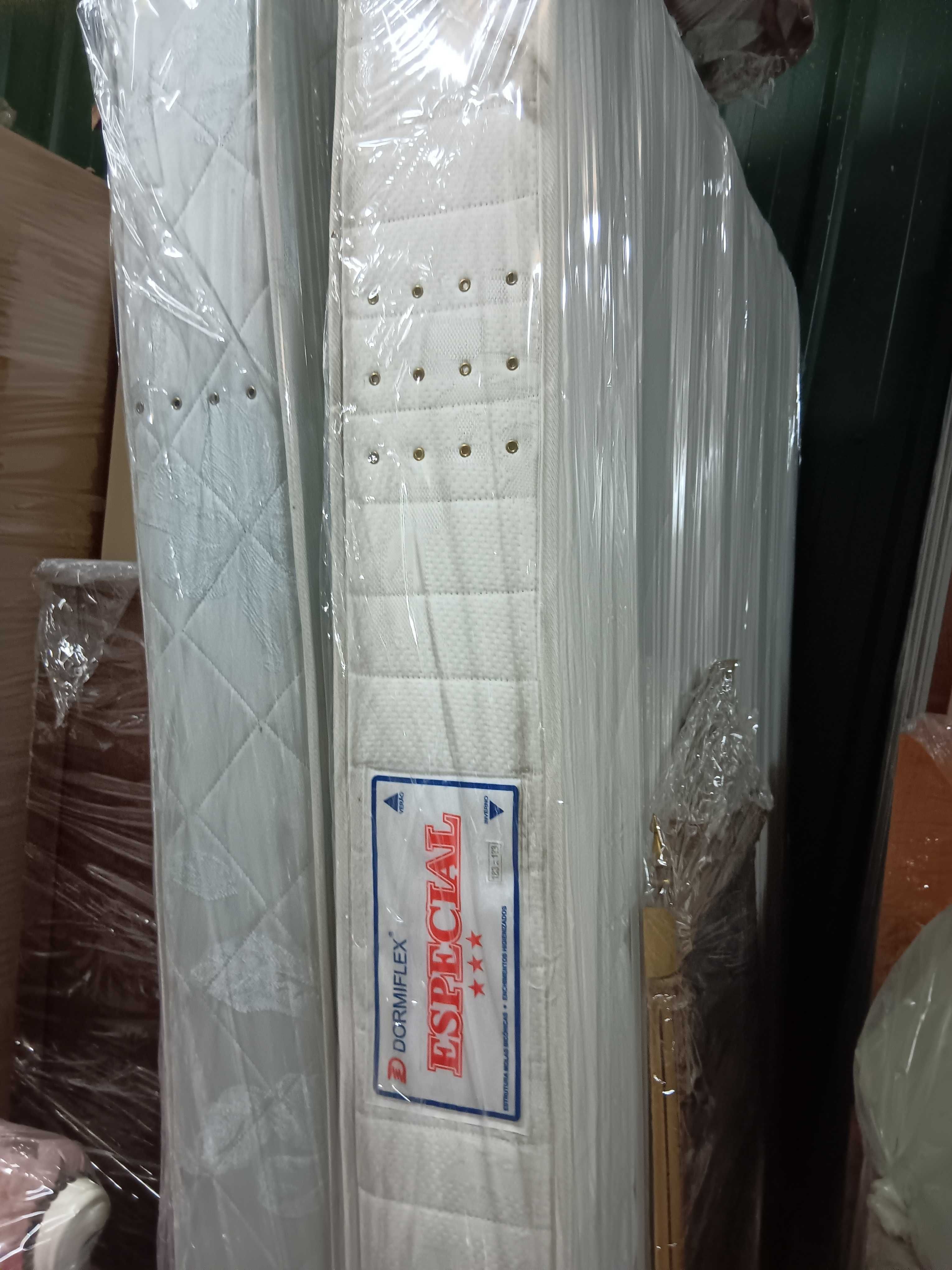Colchões semi-novos e um deles completamente novo.