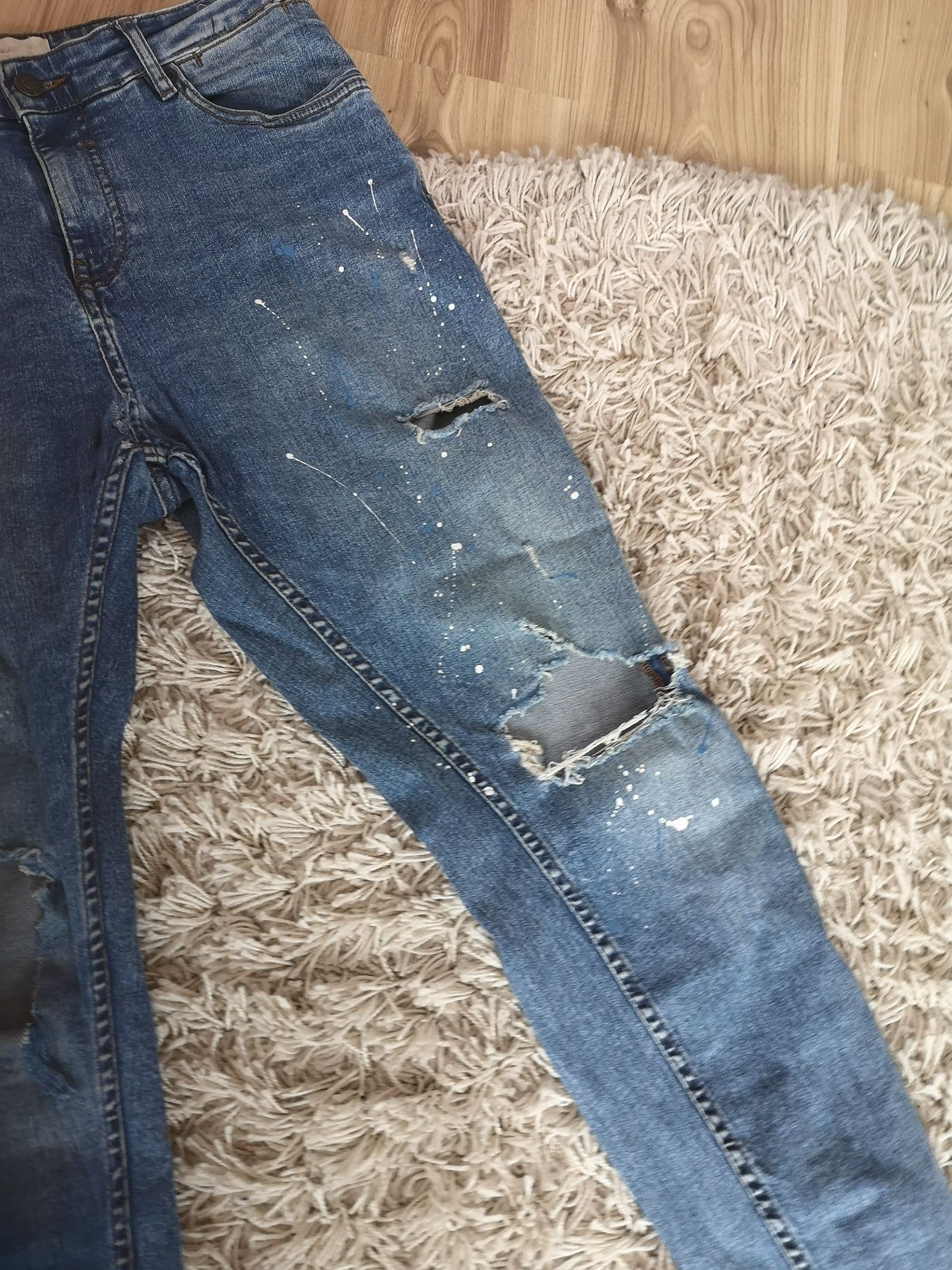 Spodnie dżinsowe z przetarciami jeansy z rozdarciami damskie Pull Bear