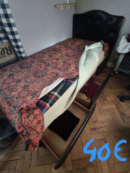 Cama individual forrada a napa com gavetas