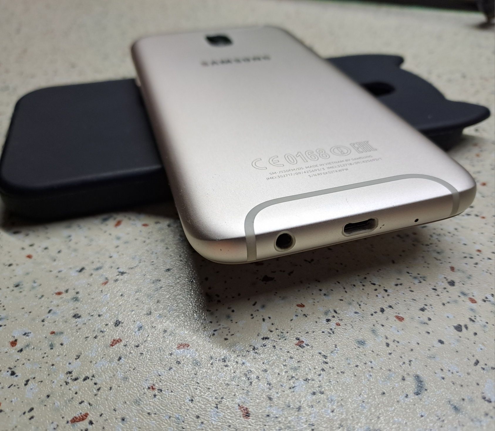 Смартфон Samsung SM-J530F Gold