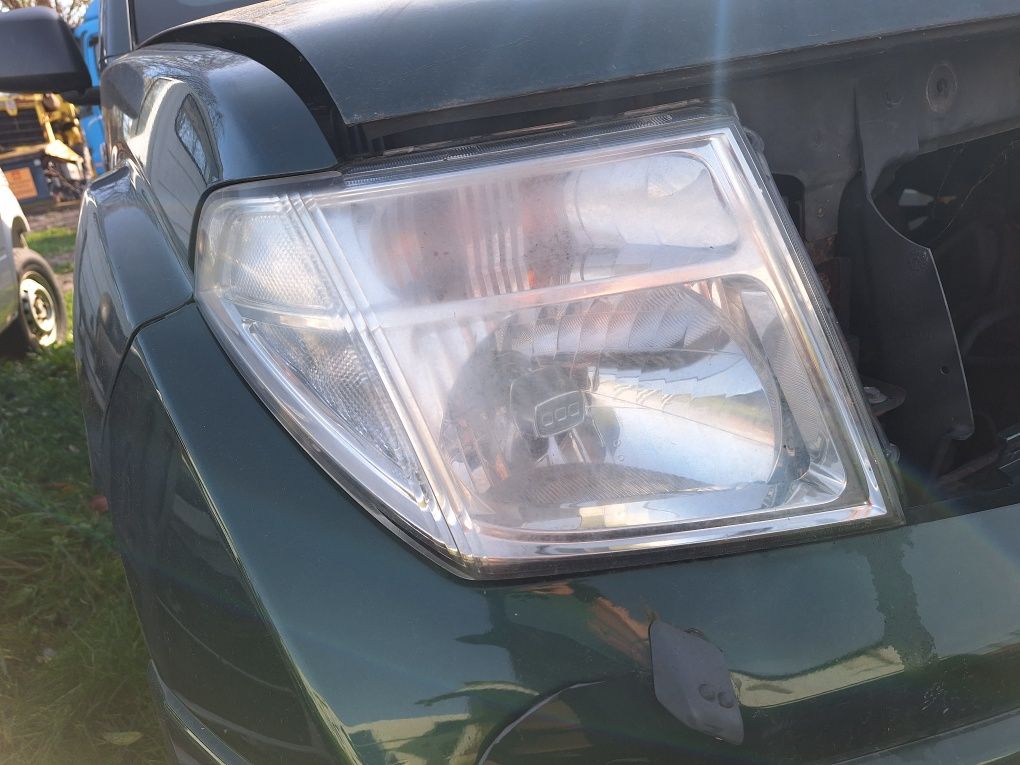 Lampa prawy przód Nissan Navara