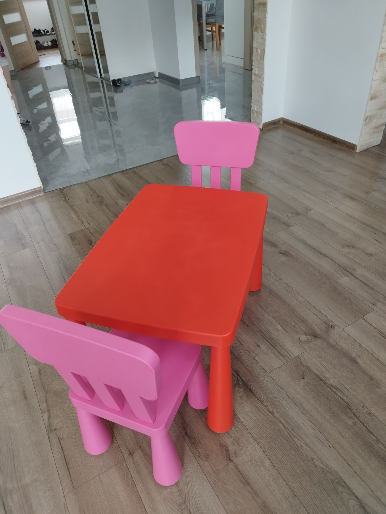 Stół z krzesłami Ikea dla dzieci