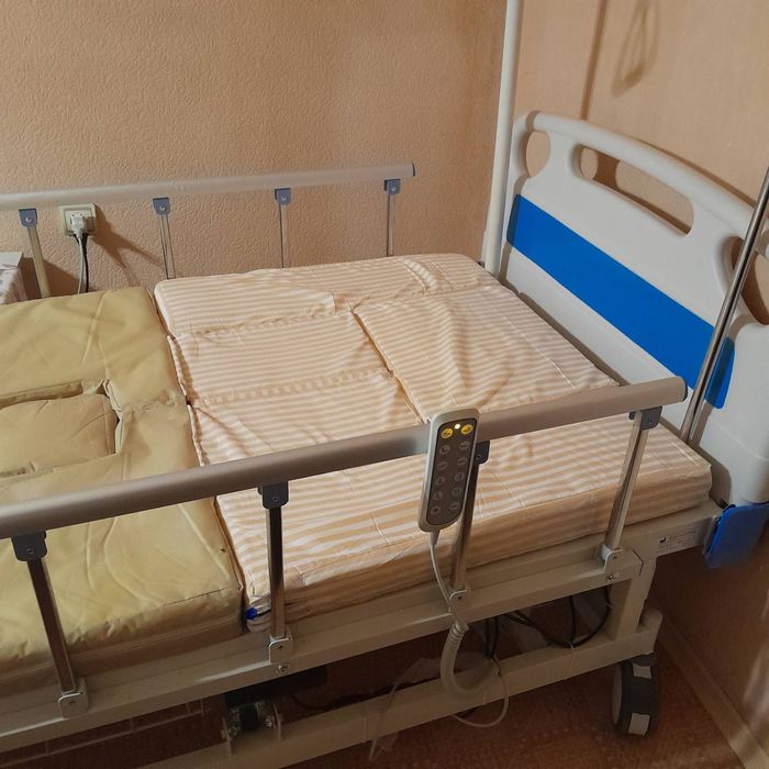 Ліжко медичне з електроприводом та туалетом