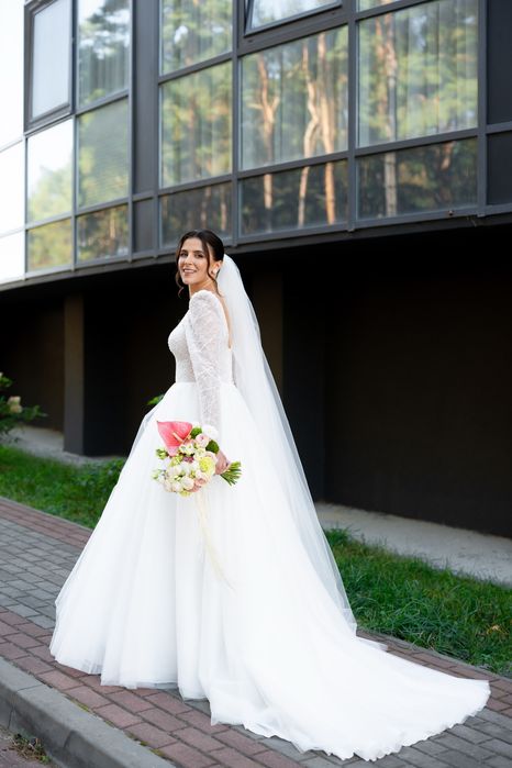 Вишукана весільна сукня зі шлейфом Cornelia Arina Galagan