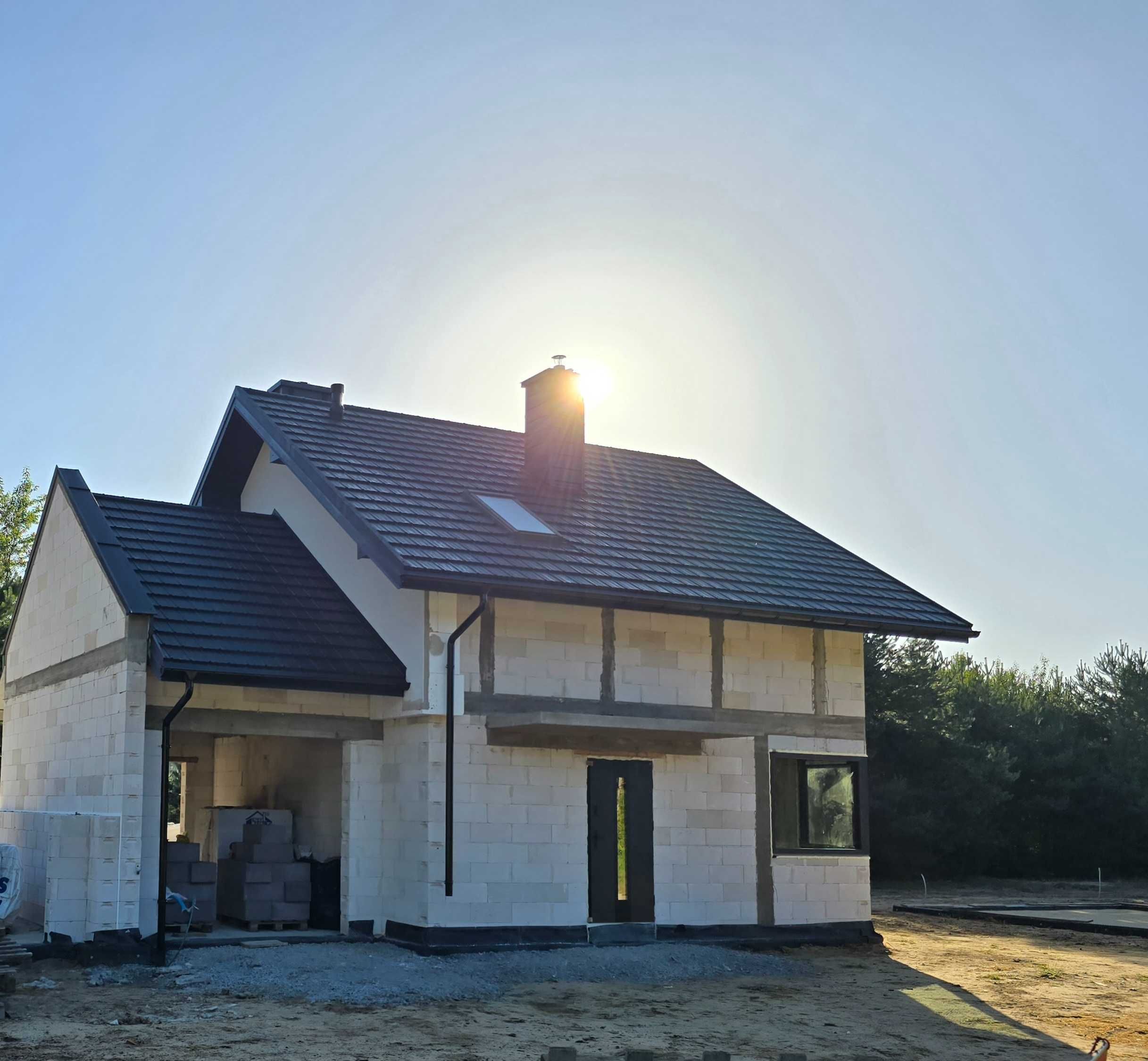 Nowy dom z dużym salonem, 3 sypialniami i garażem w otoczeniu lasów.