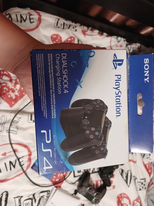 продаю игровую приставку PS4 Pro