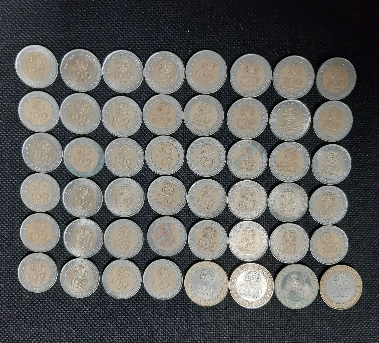 Moedas para despachar 100$00 e 200$00.