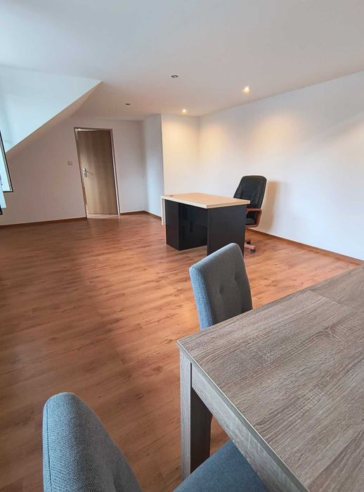 Jasne biuro 20 m2, po remoncie, duży parking, media w cenie