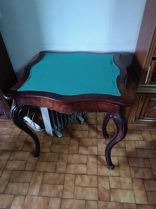 Mesa de jogo muito antiga e bonita