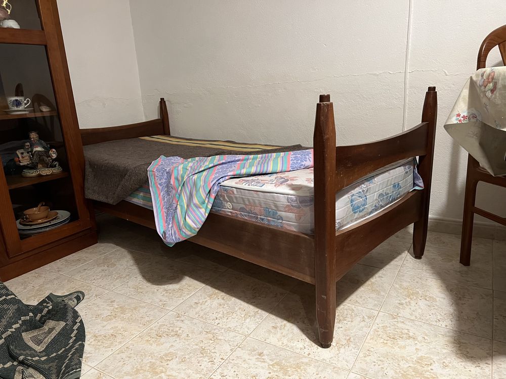 2 camas corpo e meio com colchão (usadas)