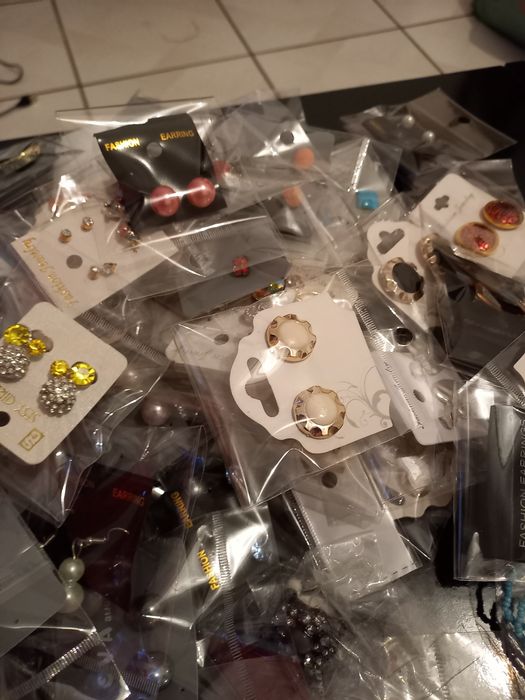 75 peças bijuteria 100€