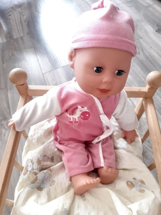 Kołyska z lalką wydającą dźwięki