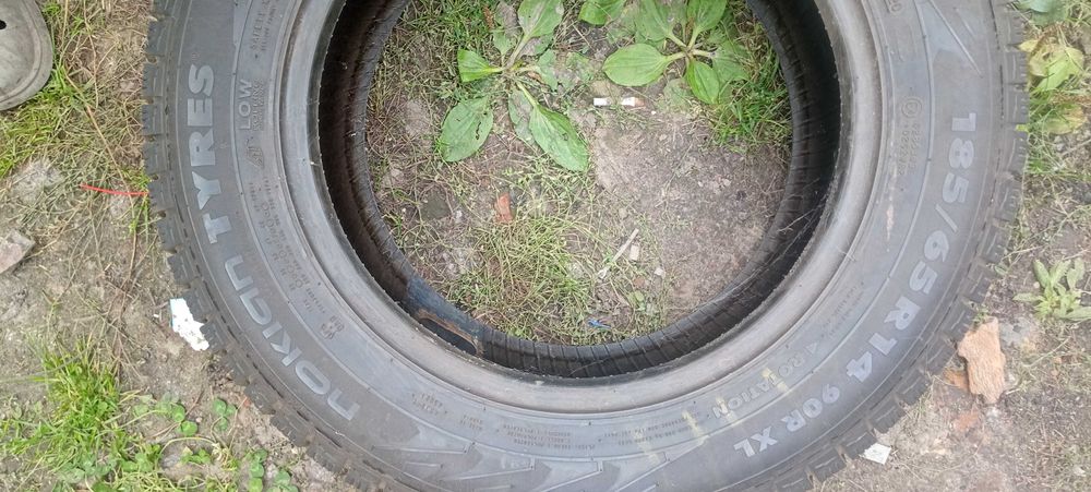 Продам дві зимові шини Р14