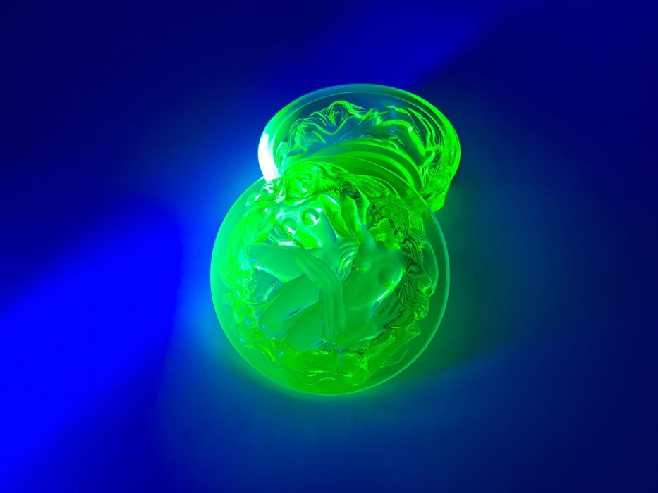 Piękne puzderko uranowe szkło inspirowane legendarnym Schlevogt