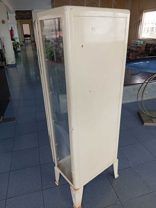 Armário vitrine farmácia antigo vintage em ferro e vidro