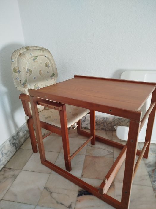 Cadeira para refeições e atividades para crianças