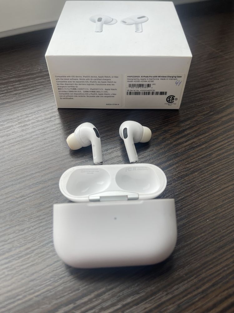 Наушники Apple AirPods Pro Wireless Charging Case