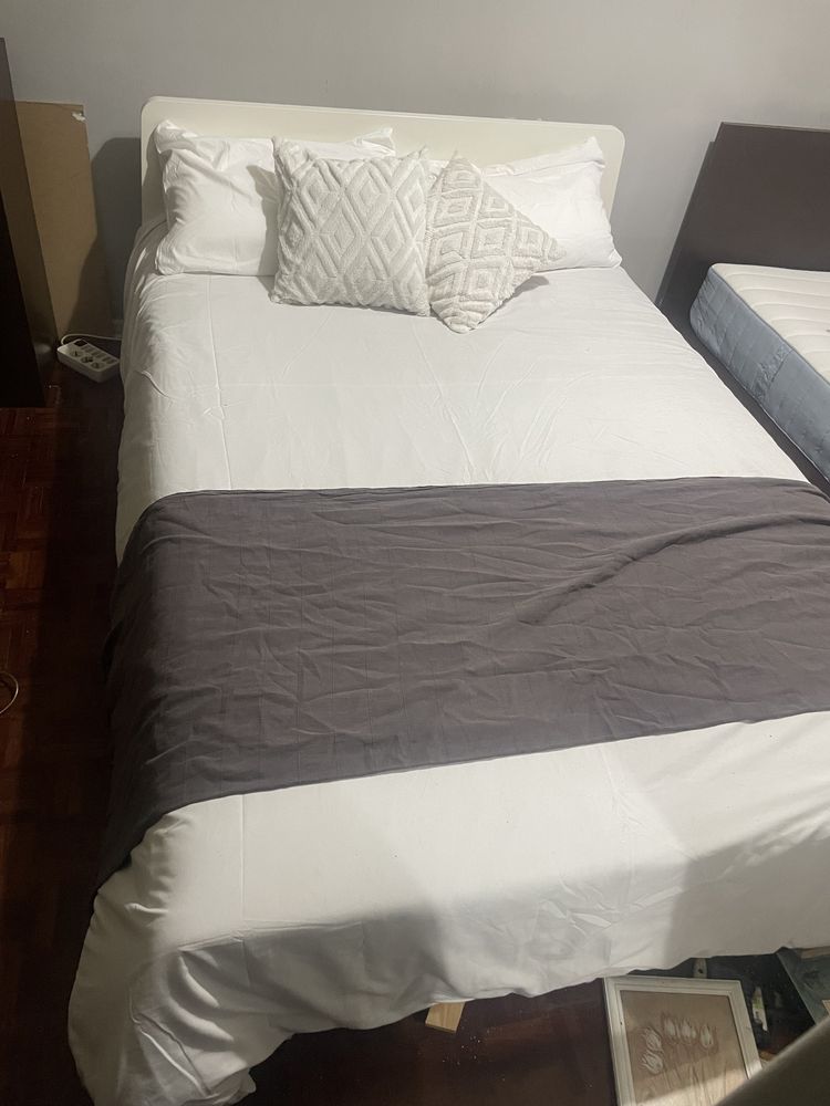 Cama de casal branca