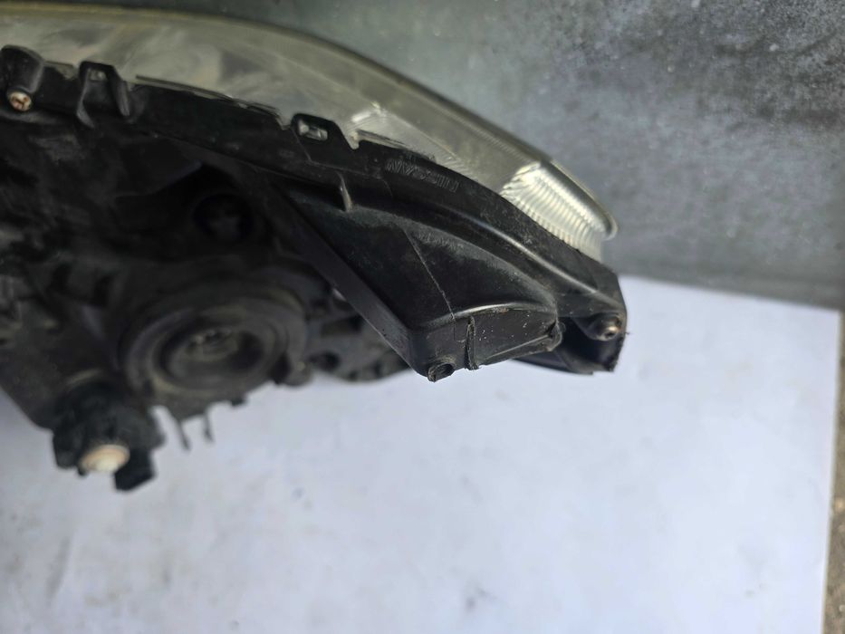 lampa przód Nissan Navara IV D23