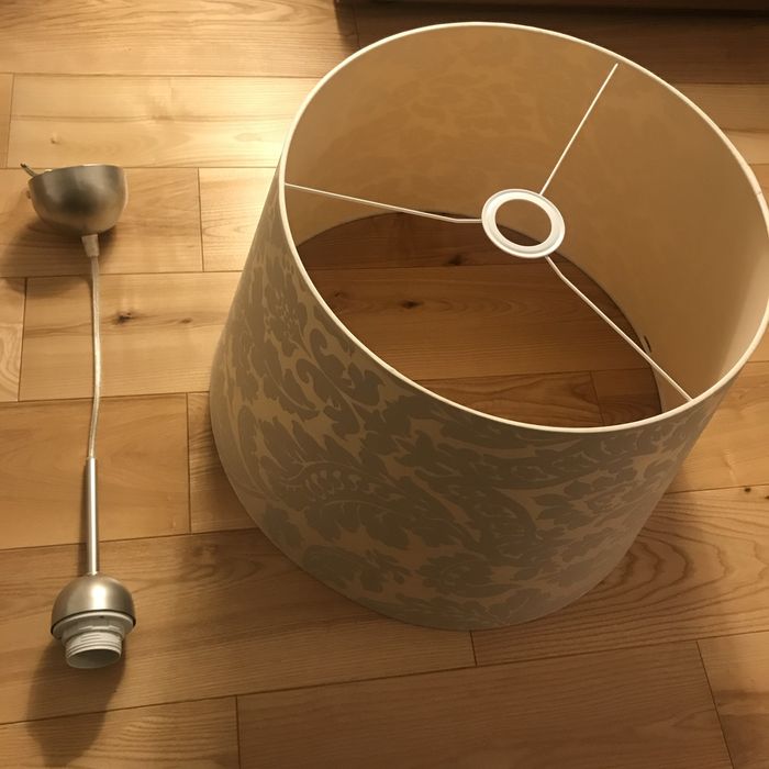 Lampa wisząca z kloszem do sypialni.