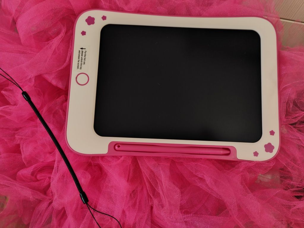 Планшет LCD рожевого кольору