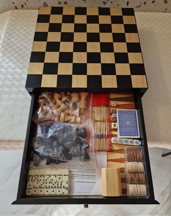Caixa de jogos em madeira, impecável no estado geral
