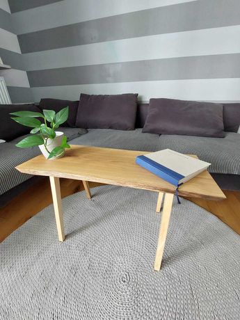 Naturalny stolik / siedzisko z oflisami wykonany z masywu